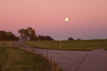 30_15.10. Vollmond ueber Brokdorf